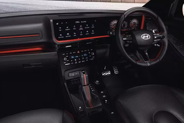 Tại khu vực đuôi xe, Hyundai Alcazar 2025 được trang bị cụm đèn hậu có kiểu dáng mới với tạo hình chữ H kéo dài, nằm ngang cửa cốp. Ốp cản sau được mạ crom, với thiết kế vuông vức mang phong cách thể thao. La-zăng đa chấu kích thước 18 inch. Xe có thêm tuỳ chọn màu sơn xanh mờ Robust Emerald Matte mới.