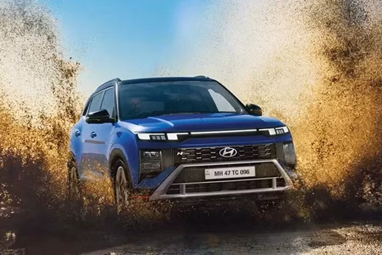 Điểm nhấn trong khoang nội thất của Alcazar 2025 là màn hình kép 10,25 inch, kết hợp đồng hồ lái và màn hình giải trí. Một số trang bị đáng chú ý khác bao gồm ghế trước thông gió, hệ thống âm thanh 8 loa Bose và sạc điện thoại không dây.