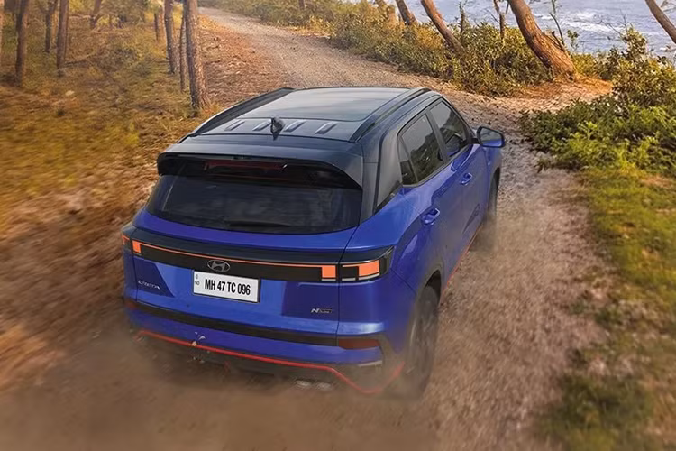 Theo kế hoạch, xe sẽ chính thức ra mắt vào ngày 9/9 tới đây. Hiện giá xe Hyundai Alcazar 2025 chưa công bố, tuy nhiên các đại lý tại thị trường Ấn Độ đã nhận đặt trước phiên bản này.