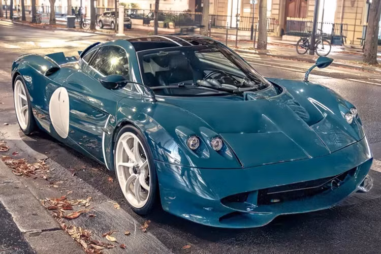 Chiếc Pagani Huayra Codalunga đặc biệt này là chiếc thứ 5 tại Châu Âu thừa hưởng tông màu sơn bắt mắt. Trong thế giới của siêu xe Pagani, đã từng có những chiếc Zonda hay Huayra được khoác lên trang bị sợi carbon hoặc các tông màu sắc rực rỡ.
