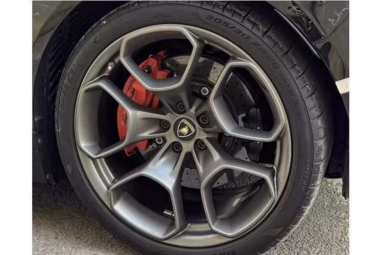 Siêu xe Lamborghini Huracan LP610-4 mới được vợ chồng đại gia Đồng Nai mua về sử dụng vẫn sở hữu động cơ V10, dung tích 5.2 lít, sản sinh công suất tối đa 601 mã lực tại vòng tua máy 8.250 vòng/phút và mô-men xoắn cực đại 560 Nm tại vòng tua máy 6.500 vòng/phút.