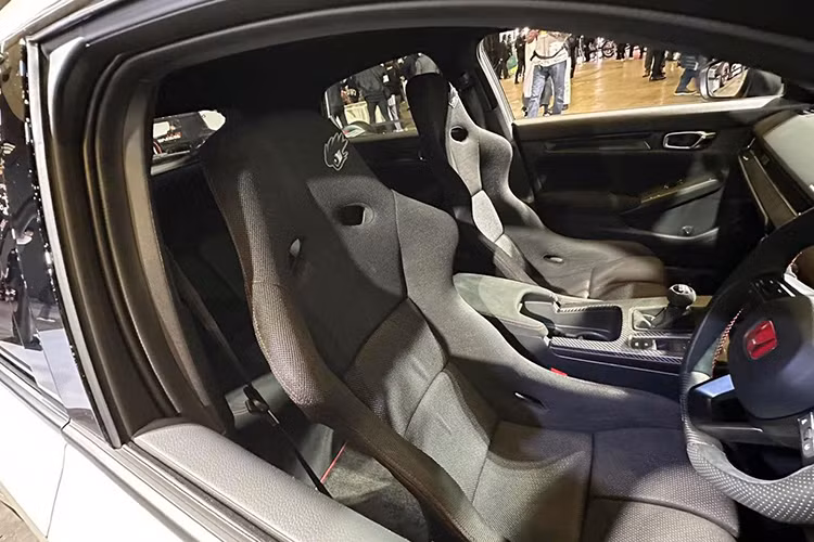 Mugen cũng đang phát triển các bộ phận hiệu năng cao mới cho mẫu xe Honda Civic Type R độ này của họ. Xe có bộ giảm chấn mới và mâm đúc rèn 19 inch do BBS thiết kế là một phần của gói.