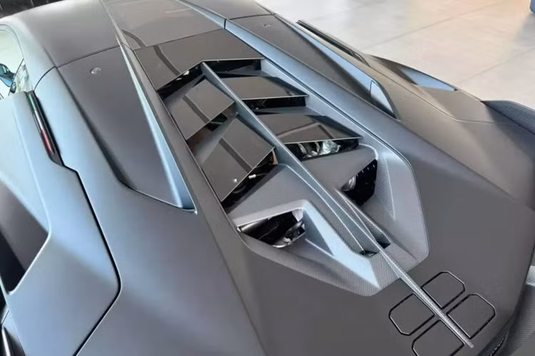 Theo hình ảnh được Hoàng Kim Khánh đăng tải, chiếc siêu xe Lamborghini Sian này có ngoại thất màu đen nhám, bộ mâm sơn đen cùng nhiều chi tiết carbon bóng, có thể nói, đây là chiếc xe Lamborghini Sian hiếm hoi trên thế giới được sơn đen toàn thân, không có màu nổi nào làm điểm nhấn.