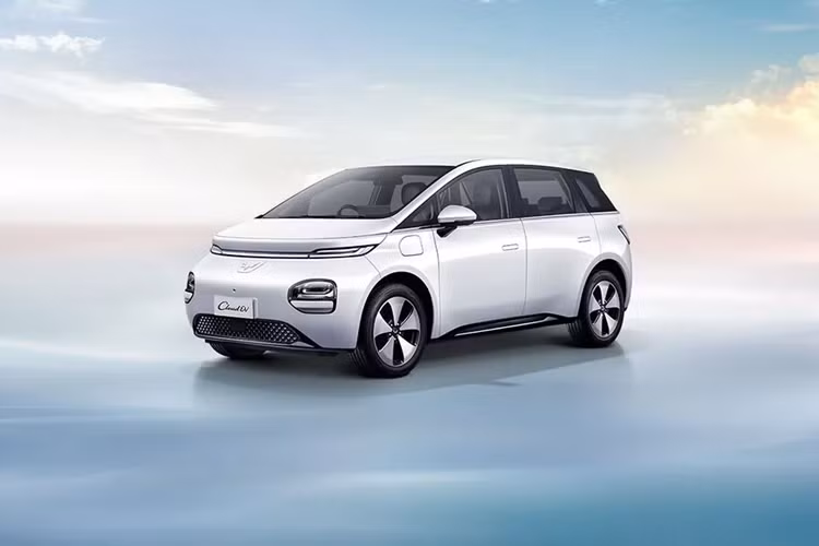 Chưa hết, mẫu ô tô điện Trung Quốc này còn có ghế trước chỉnh điện, điều hòa tự động, hệ thống lọc không khí PM2.5, cửa gió điều hòa dành cho hàng ghế sau, chìa khóa thông minh, khởi động nút bấm, cổng USB 20W, sạc điện thoại không dây, hệ thống âm thanh 6 loa, cửa cốp chỉnh điện thông minh và đèn viền nội thất 256 màu.