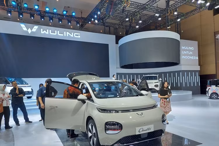 Bên cạnh đó là pin LFP do công ty Liuzhou Huating New Energy Technology cung cấp với dung lượng 50,6 kWh, mang đến phạm vi di chuyển 460 km theo chu trình thử nghiệm CLTC tại Trung Quốc. Mẫu xe này hỗ trợ cả sạc chậm AC và sạc nhanh DC.