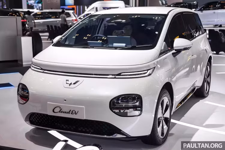  Wuling Cloud EV 2024 mới đã lần đầu tiên được trưng bày tại Indonesia vào hồi tháng 2 đầu năm nay trong triển lãm Ô tô Quốc tế Indonesia (IIMS) 2024. Sau gần nửa năm, mẫu xe này mới chính thức được công bố giá bán ở đất nước vạn đảo.