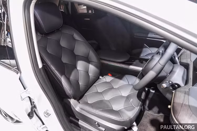 Trong đó, cả khu vực phía trước và phía sau của xe đều được chia 2 tầng với các dải đèn LED nằm vắt ngang. Ngoài ra, mẫu ô tô điện này còn sở hữu nắp ca-pô ngắn, sườn xe mượt mà, các cột sơn đen tạo hiệu ứng nóc lơ lửng, đường chân kính thẳng thớm và nẹp mạ crôm bao quanh thân xe.