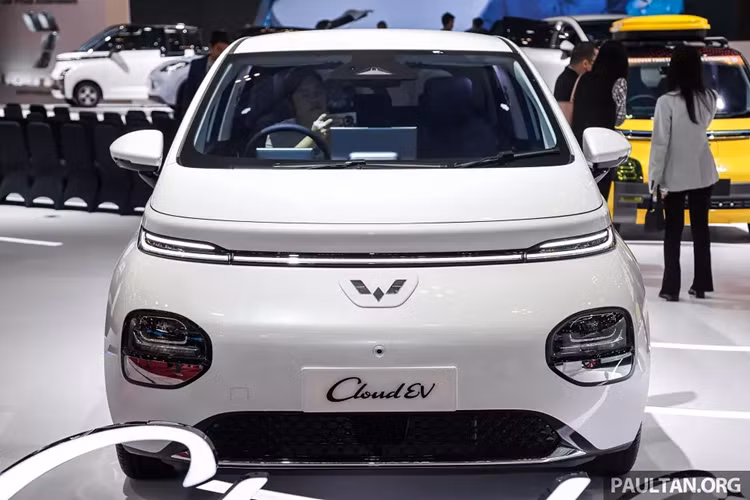 Tịa thị trường Indonesia, giá xe Wuling Cloud EV 2024 bán ra từ 398,8 triệu Rupiah (khoảng 622 triệu đồng). Như vậy, Indonesia là thị trường Đông Nam Á đầu tiên có thể mua mẫu ôtô điện Trung Quốc này.