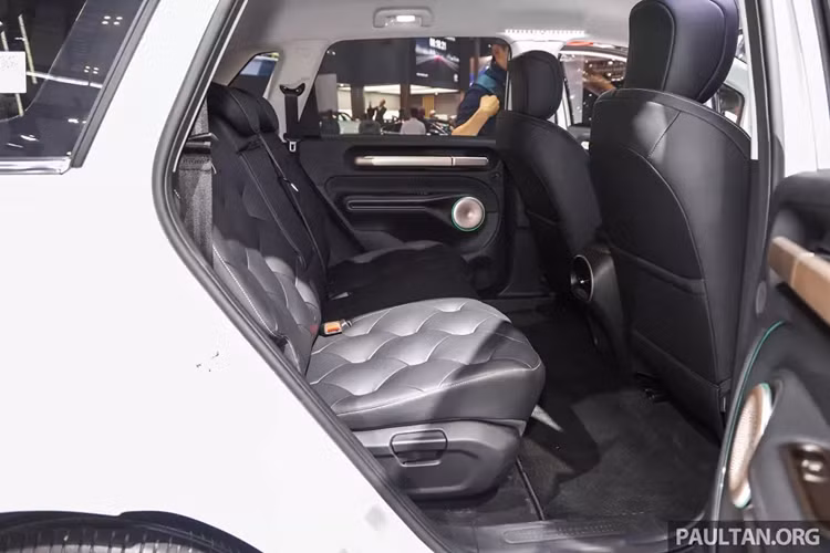 Bên trong Wuling Cloud EV là không gian nội thất 2 hàng ghế với mặt táp-lô tối giản. Tại đây, xe được bố trí bảng đồng hồ kỹ thuật số 8,8 inch và màn hình cảm ứng trung tâm 15,6 inch, tích hợp các nút chỉnh điều hòa. Ghế được bọc bằng da tổng hợp và lấy cảm hứng thiết kế từ ghế sofa dạng bọt nước của Ý.