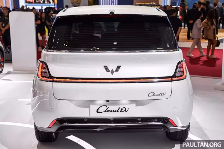 Với kích thước này, xe sẽ là đối thủ của BYD Dolphin và MG4 EV. Cloud EV được thương hiệu Wuling gọi là xe MPV. Tuy nhiên, trên thực tế, mẫu ô tô điện này sở hữu thiết kế giống xe hatchback hơn. Đúng như tên gọi Cloud (nghĩa là "đám mây"), xe sở hữu thiết kế khá mềm mại và tròn trịa.