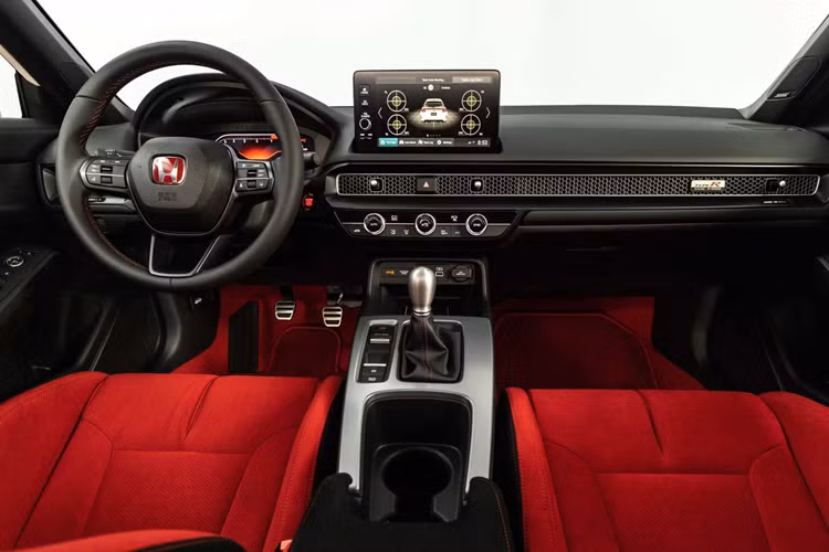 Điểm ấn tượng của Honda Civic Type R 2023 là bên dưới nắp ca-pô. Tại đây, xe được trang bị động cơ xăng VTEC 4 xi-lanh, tăng áp, dung tích 2.0L, sản sinh công suất tối đa 315 mã lực tại tua máy 6.500 vòng/phút và mô-men xoắn cực đại 420 Nm tại dải vòng tua 2.600 – 4.000 vòng/phút.