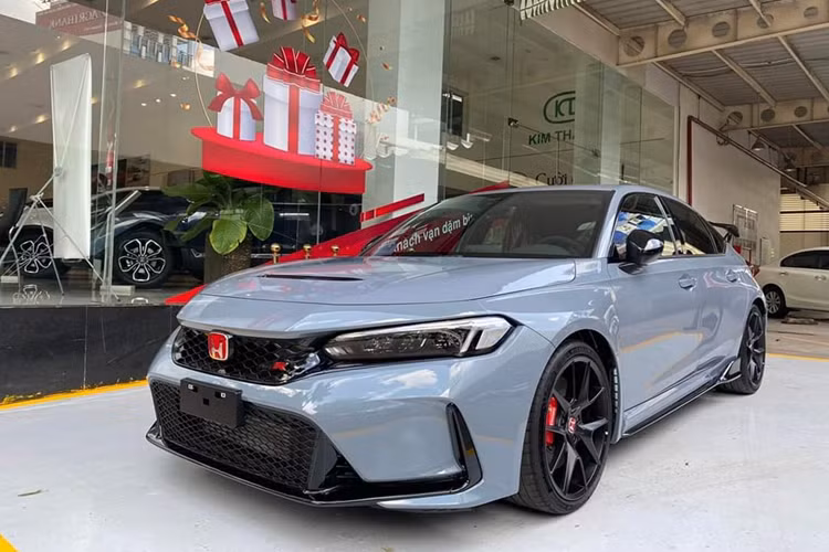 Sức mạnh được truyền tới cầu trước thông qua hộp số sàn 6 cấp, cho phép xe đạt vận tốc tối đa 272 km/h. Hộp số sàn nâng cấp này kết hợp với hệ thống vù ga tự động (Rev Match System), hứa hẹn mang đến trải nghiệm lái mượt mà, đầy phấn khích. Bên cạnh đó, phiên bản hiệu suất cao của dòng Honda Civic còn có 4 chế độ lái, bao gồm Comfort, Sport, Individual và +R.
