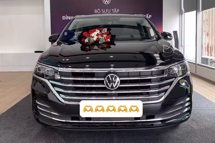 Người nổi tiếng mới nhất mua mẫu MPV nhập khẩu từ Trung Quốc này là thủ môn Đặng Văn Lâm. Trước đó, đã có một số người nổi tiếng khác mua Volkswagen Viloran như MC Trấn Thành, Hoa hậu Tiểu Vy hay người mẫu Diệp Lâm Anh.