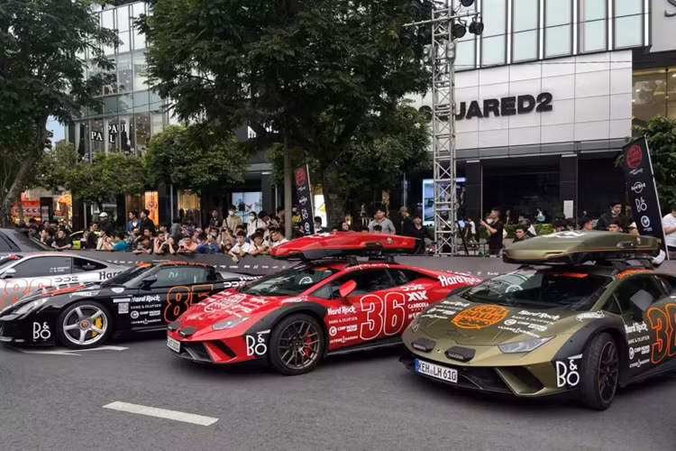 Có hơn 100 siêu xe tham dự Gumball 3000 2024 lần thứ 25, nhiều mẫu xe trong đó lần đầu xuất hiện tại Việt Nam, và Lamborghini Huracan Sterrato địa hình là 1 trong những mẫu xe như thế. Với thiết kế, trang bị rất khác biệt so với các dòng xe Lamborghini Huracan đã được nhập khẩu về nước ta trước đó.