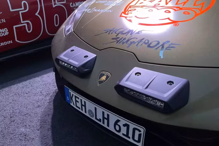 "Trái tim" của Lamborghini Huracan Sterrato là khối động cơ xăng V10, hút khí tự nhiên, dung tích 5.2L, sản sinh công suất tối đa 610 mã lực và mô-men xoắn cực đại 560 Nm. Động cơ này kết hợp với hộp số tự động ly hợp kép 7 cấp và hệ dẫn động 4 bánh toàn thời gian.
