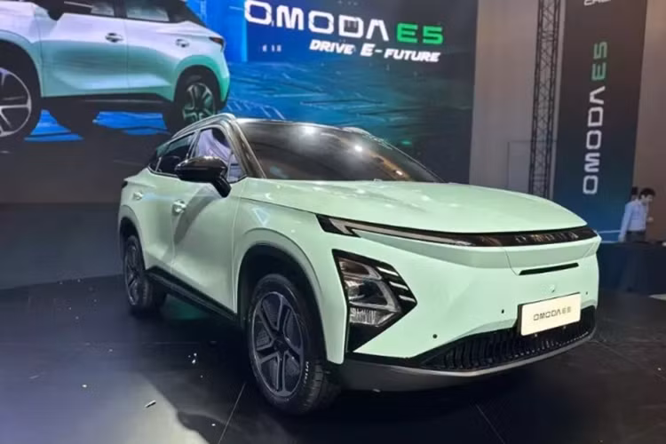 Mẫu xe SUV Chery Omoda E5 chính là phiên bản thuần điện của Omoda 5 từng giới thiệu tại Việt Nam vào năm ngoái. Mẫu xe này có kích thước dài x rộng x cao lần lượt 4.400 x 1.830 x 1.590 mm và chiều dài cơ sở 2.630 mm. So với phiên bản máy xăng thông thường, Chery Omoda E5 gần như giữ nguyên kích thước.