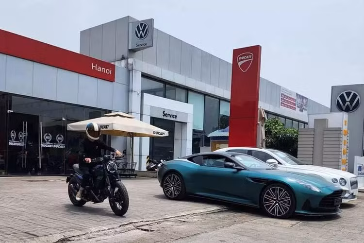 Theo tìm hiểu, đây cũng chính là chiếc siêu xe Aston Martin DB12 đầu tiên xuất hiện tại Việt Nam, được nhập khẩu chính hãng và đang chờ ngày ra mắt khách hàng Việt.