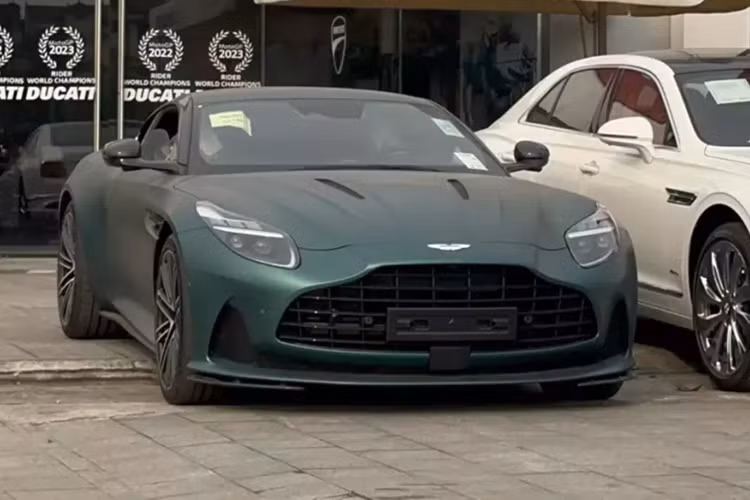 Mới đây, 1 số hình ảnh lan truyền trên mạng xã hội về 1 chiếc xe thể thao hạng sang Aston Martin DB12 màu độc xuất hiện tại Hà Nội, đã nhận được sự quan tâm rất lớn của giới truyền thông trong nước.