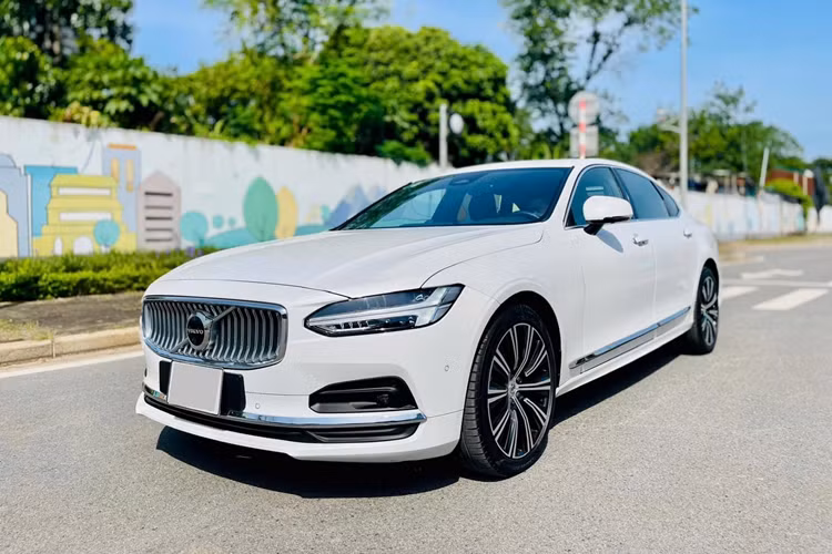 Tham khảo trên thị trường xe đã qua sử dụng, một chiếc Volvo S90 LWB đời 2022 (Long Wheel Base - phiên bản trục cơ sở kéo dài) hiện đang được rao bán với mức giá 1,85 tỷ đồng (có thể thương lượng).