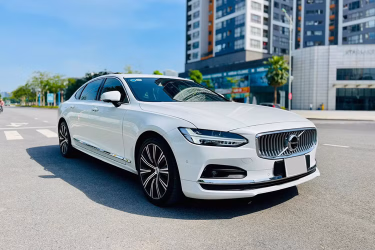 Nếu cộng thêm các chi phí phát sinh khác, tổng số tiền mà người dùng ban đầu phải tiêu tốn có thể lên đến hơn 2,5 tỷ đồng. Như vậy, giá trị của chiếc xe đã giảm đáng kể sau 2 năm sử dụng. Tuy nhiên, đây vẫn là một lựa chọn có thể cân nhắc với những ai muốn trải nghiệm xe sang mà không ngại dùng xe cũ.