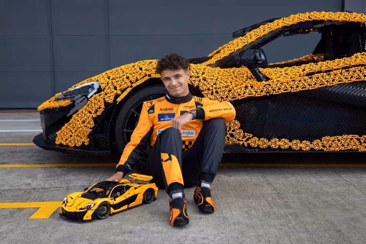 Đương nhiên, mô hình McLaren P1 với kích thước giống như thật này không phải để bán. Những ai yêu thích sưu tầm P1 dạng Lego có thể tìm mua bộ mô hình 3.893 mảnh, với kích thước dài 610 mm, rộng 254 mm và cao 152 mm, có giá khoảng 700 USD (17,5 triệu đồng).