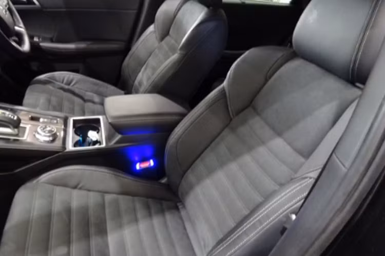 Cung cấp sức mạnh cho Mitsubishi Outlander PHEV 2024 khả năng cao vẫn là hệ truyền động PHEV cũ gồm động cơ 2.4L với 2 mô tơ điện và pin 20 kWh cho tổng công suất đạt 252 mã lực và mô-men xoắn 450 Nm.