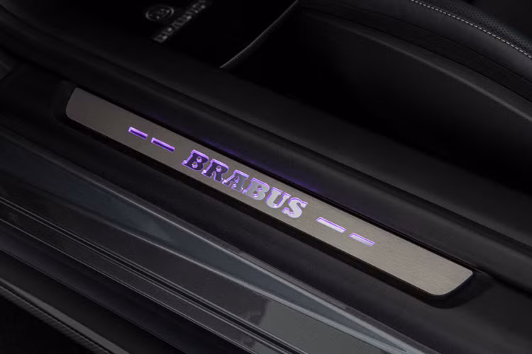 Vẻ ngoài nổi bật của Brabus được hoàn thiện bằng hai miếng chèn sợi carbon cho lưới tản nhiệt và các phụ kiện thiết kế Brabus phía sau vòm bánh trước. Đuôi xe trở nên thể thao hơn nhờ cánh gió sau Brabus và tấm chắn sau tích hợp bộ khuếch tán và các đường cắt được thiết kế riêng cho bốn ống xả của hệ thống ống xả thể thao.