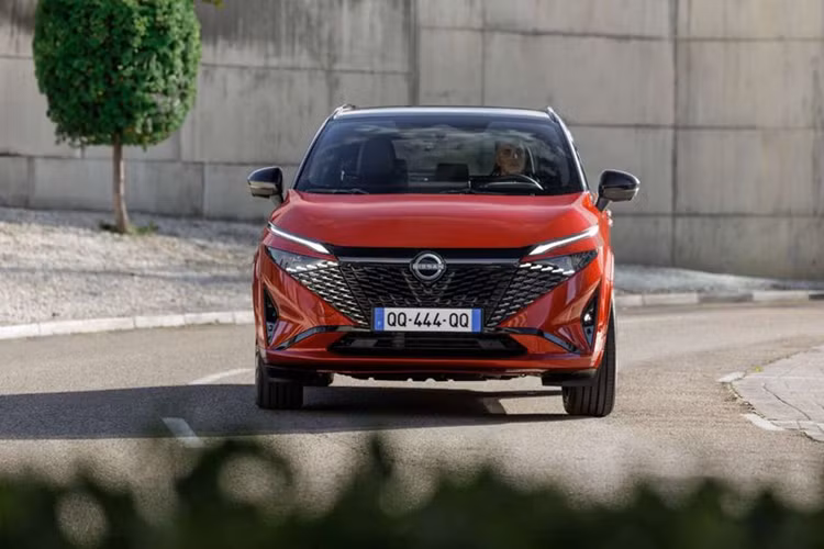 Mẫu xe crossover Nissan Qashqai 2024 sở hữu ngoại hình khá giống Ariya với điểm nhấn là mặt ca lăng hình thang ngược màu đen bóng. Các họa tiết trên lưới tản nhiệt của Qashqai được lấy cảm hứng vảy áo giáp các chiến binh Nhật Bản thời cổ đại.