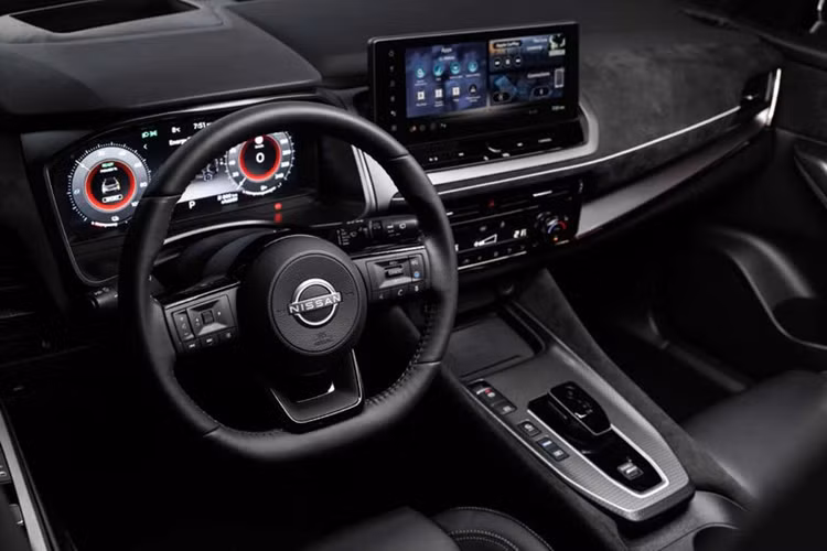 Ở bên trong, Nissan Qashqai 2024 sở hữu hệ thống thông tin giải trí dựa trên hệ điều hành Android được cập nhật với nhiều công nghệ mới hơn. Giờ đây, các tính năng của Google như Google Maps hay Google Assistant là trang bị mặc định trên mẫu SUV này.