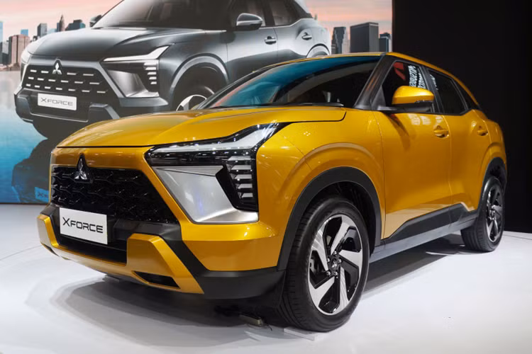 So với Xforce, Toyota Yaris Cross không đa dạng phiên bản, chỉ có bản Xăng (650 triệu đồng) và Hybrid (765 triệu đồng). Tuy nhiên ngay từ biến thể Xăng, Yaris Cross đã có gói công nghệ an toàn chủ động Toyota Safety Sense.