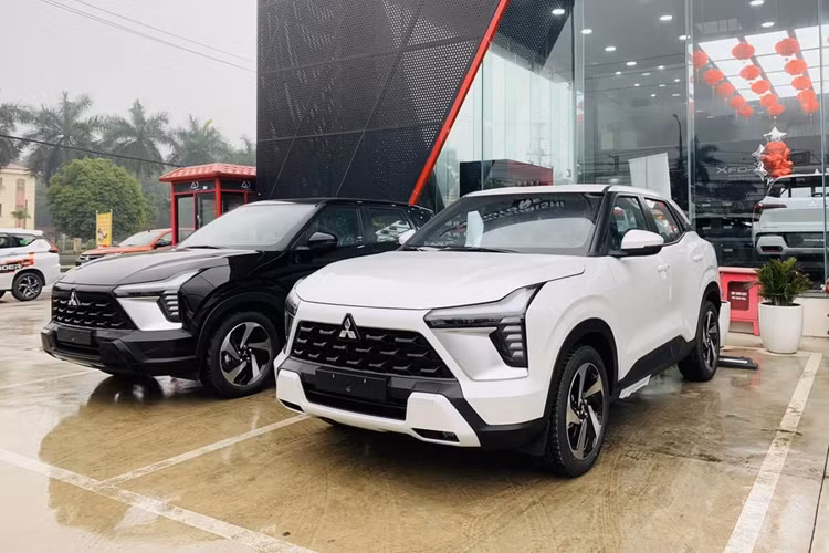 Một đại lý khác cũng ở Hà Nội cho biết, giá "kịch sàn" là 610 triệu đồng, nhưng tặng kèm nhiều quà ngoài gói bảo hiểm như: dán phim cách nhiệt, thảm sàn, phiếu bảo dưỡng 20 triệu đồng và phiếu nhiên liệu 10 triệu đồng. Trong khi đó tại khu vực miền Trung, mức giảm sâu nhất chỉ tới 60 triệu đồng.
