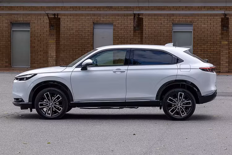 Qua những hình ảnh đăng ký bảo hộ kiểu dáng công nghiệp này, có thể thấy Honda HR-V 2024 sắp ra mắt Việt Nam sở hữu những thay đổi trong ngoại thất tương tự xe ở Nhật Bản. Theo đó, xe cũng được bổ sung lưới tản nhiệt với các nan nằm ngang mới.
