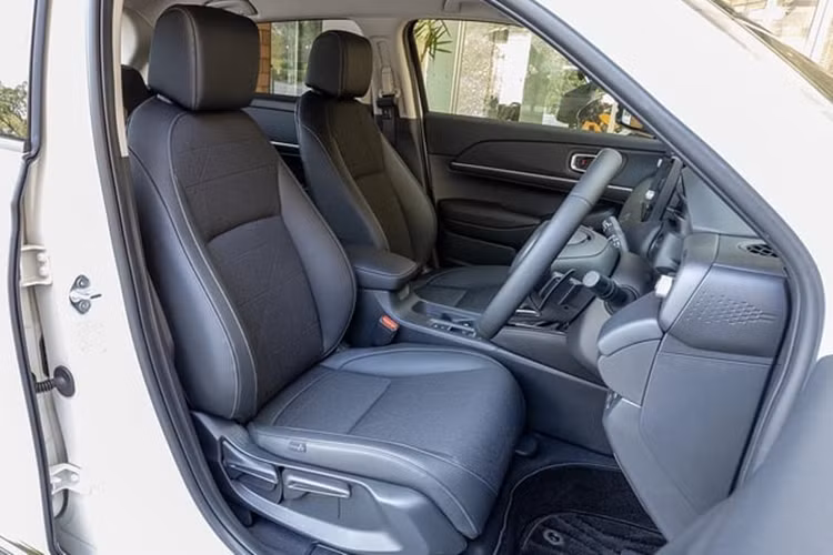 Ngoài ra, xe còn có thêm 3 tính năng an toàn mới nằm trong gói Honda Sensing, đó là hỗ trợ lái khi tắc đường Traffic Jam Assist, đèn pha thích ứng và giảm thiểu thiệt hại khi đạp nhầm chân ga.