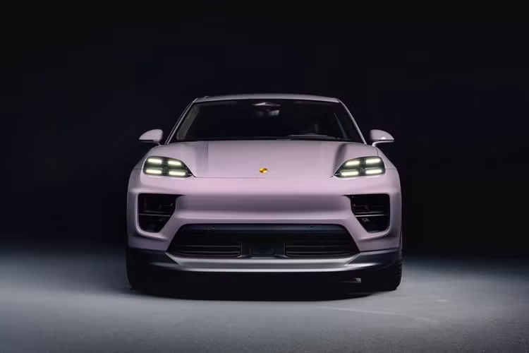 Về kích thước, Porsche Macan EV 2024 chạy điện dài hơn 58 mm, cao hơn 76,2 mm và rộng hơn 224 mm so với Macan phiên bản động cơ đốt trong. Porsche Macan EV 2024 có đường mái dốc giống như một chiếc coupe giúp cải thiện tính khí động học – với cánh lướt gió có thể thu vào ở cửa sau và mở ra ở tốc độ cao.