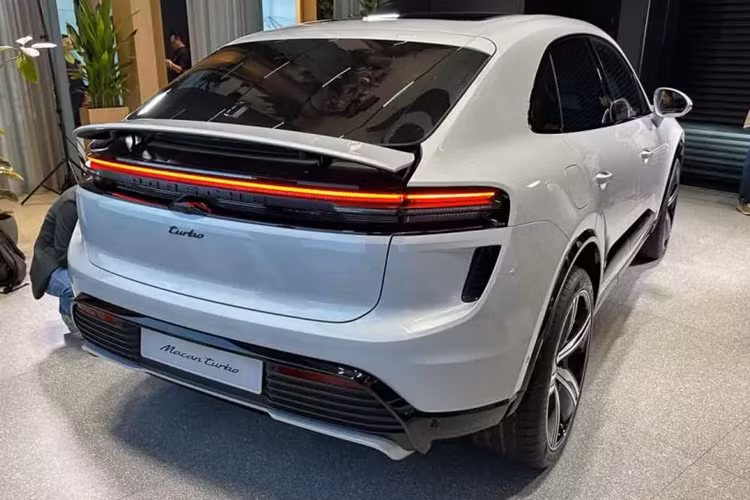 So với Macan nguyên bản, hệ thống ghế ngồi trên phiên bản chạy điện này đã được đặt thấp hơn 28 mm và hành khách phía sau ngồi thấp hơn tới 15 mm. Hai biến thể của Macan điện ra mắt sử dụng động cơ đồng bộ kép cố định với hộp số một tốc độ trên mỗi trục.