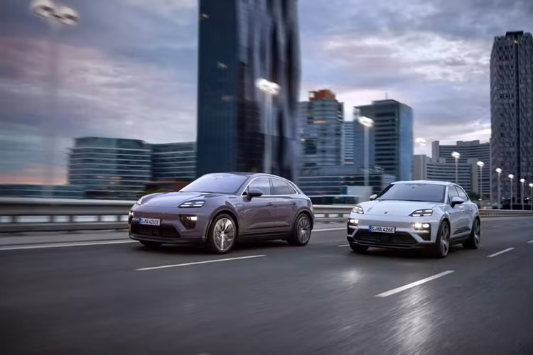 Macan EV được trang bị hệ thống điều phối lực kéo (PTV) cùng với bộ vi sai cầu sau để đảm bảo xe ôm cua mượt mà. Bản Macan Turbo được trang bị hệ thống phân bổ lực kéo nâng cấp - PTV Plus, cho phép mô-tơ phía sau hoạt động như khóa vi sai.