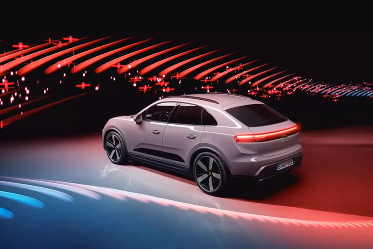 Hiện Macan EV có 2 phiên bản là Macan 4 và Macan Turbo, và nhiều phiên bản khác sẽ được bổ sung sau này. Macan 4 cơ sở có công suất 402 mã lực và mô-men xoắn 648 Nm. Xe có thể tăng tốc từ 0-100 km/h trong vòng 4,9 giây, trước khi đạt tốc độ tối đa 219 km/h.