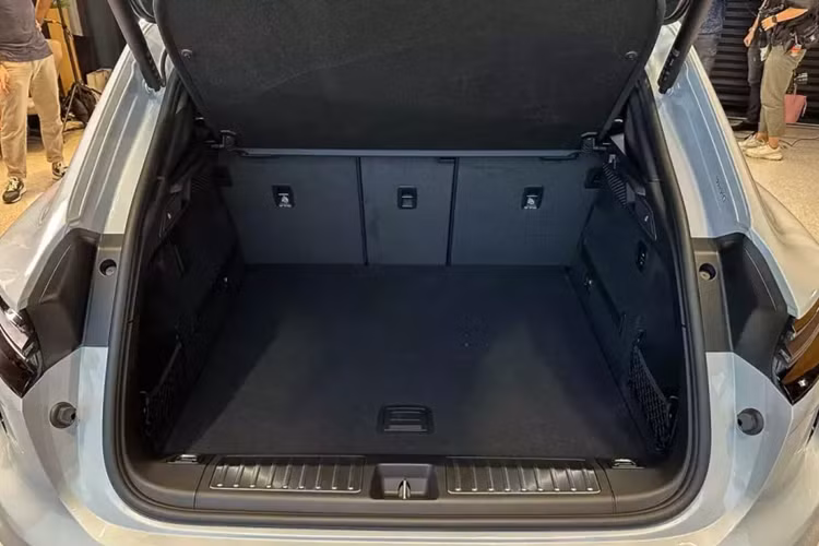 Động cơ phía trước được cung cấp bởi Bosch, trong khi động cơ phía sau được sản xuất bởi Porsche tại cơ sở sản xuất ở Zuffenhausen, Đức. Macan EV đều được trang bị hệ dẫn động bốn bánh nhờ động cơ điện đặt trên mỗi trục. Hệ thống quản lý pin tích hợp cho phép sạc DC lên tới 270 kW. Xe có thể sạc từ 10-80% pin chỉ trong 21 phút.