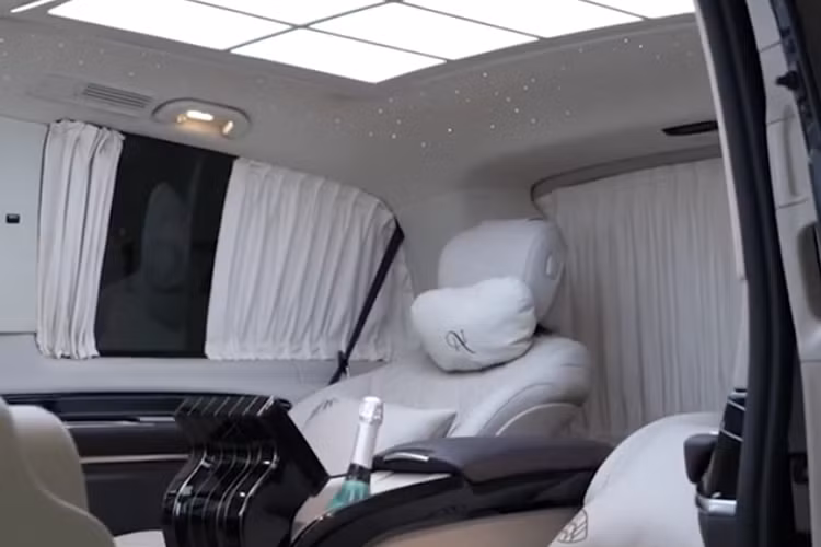 Hiện chưa rõ chiếc xe Mercedes-Benz V-Class của DJ Ngân 98 và Lương Bằng Quang thuộc bản gì, nếu là Mercedes-Benz V250 Luxury sẽ gây ấn tượng với các vật liệu cao cấp như hợp kim nhôm, da và gỗ.