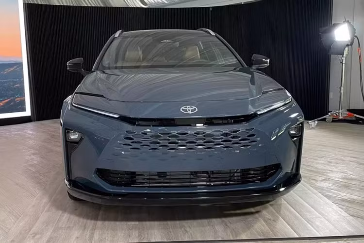 Đối với khách mua bản bản Limited cao cấp hơn thì sẽ nhận được thêm những trang bị như: ghế ngồi bọc da, ghế trước sưởi ấm/làm mát, sưởi ghế sau, cửa sổ trời toàn cảnh cố định, gương chiếu hậu kỹ thuật số và hệ thống âm thanh JBL Premium Audio 11 loa.