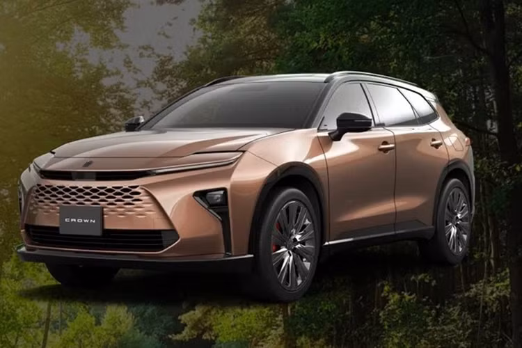 Toyota Crown Signia 2024 còn được trang bị kính cách âm và nắp khoang động cơ làm bằng vật liệu chống ồn. Cung cấp sức mạnh cho Toyota Crown Signia 2024 tại Mỹ là hệ truyền động hybrid với sự kết hợp của động cơ xăng 4 xi-lanh, dung tích 2.5L, đi kèm 2 mô-tơ điện, tạo ra công suất tổng cộng 243 mã lực.