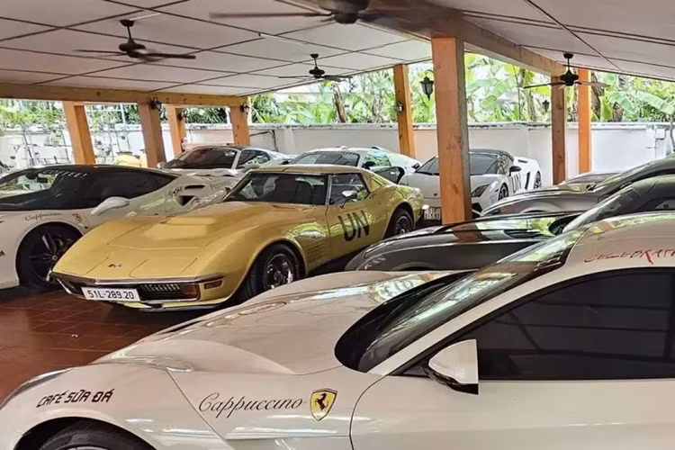 Trong garage toàn siêu xe của vua cà phê Việt mới đây đã khiến nhiều dân chơi xe thích thú với chiếc xe Chevrolet Corvette C3 Stingray, nó không hề thua kém các mẫu xe Ferrari, Aston Martin, Lamborghini xếp đầy trong garage xe, bởi 1 phần thiết kế xe quá đẹp, và ngoại thất màu vàng Daytona Yellow vô cùng thời trang, dù xe đã ra mắt 50 năm.
