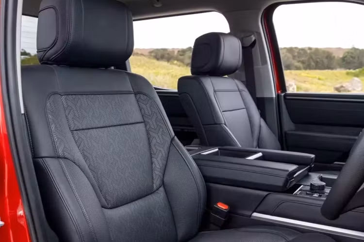 Như bạn có thể hình dung, điều này làm tăng thêm chi phí và có nghĩa là giá xe Toyota Tundra 2025 đắt hơn nhiều so với Mỹ. Trên thực tế, xe sẽ khiến người mua địa phương mất 155.990 đô la Úc (trước chi phí lăn bánh), hoặc tương đương khoảng 2,4 tỷ đồng theo tỷ giá hối đoái hiện tại và được bán độc quyền dưới dạng Limited với hệ truyền động i-Force Max.