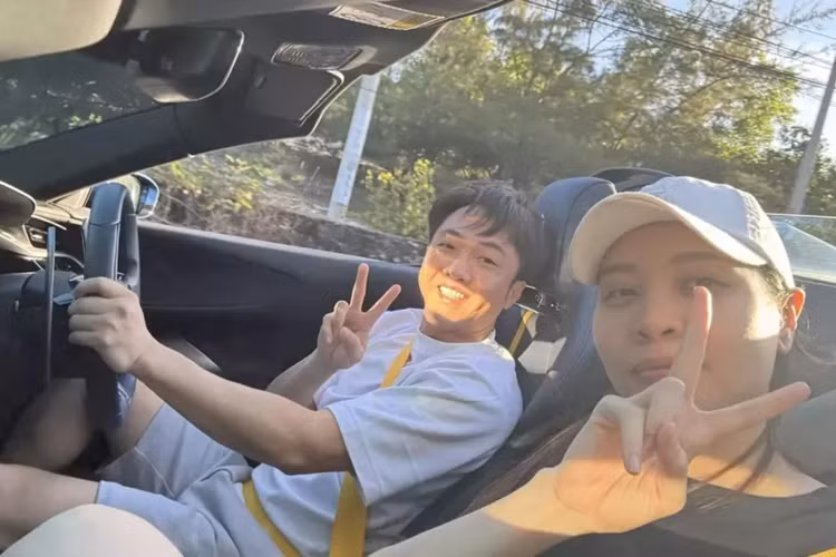 Siêu xe mui trần Ferrari SF90 Spider của Cường Đô la có ngoại thất và nội thất đều mang màu xanh, bên trong khoang lái xe, ông xã của Đàm Thu Trang yêu cầu làm chi tiết riêng với logo CT (tên viết tắt của Cường - Trang và còn là logo chuỗi nhà hàng của tay chơi này cùng vợ đang kinh doanh). 