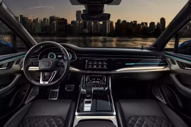 Bên cạnh hệ thống đèn mới, Audi Q7 2024 còn sở hữu khe gió thể thao hơn trên cản trước, lấy cảm hứng từ người anh em Q8 mới. Trong khi đó, vành la-zăng của xe có đến 5 tùy chọn với đường kính lớn nhất lên tới 22 inch.