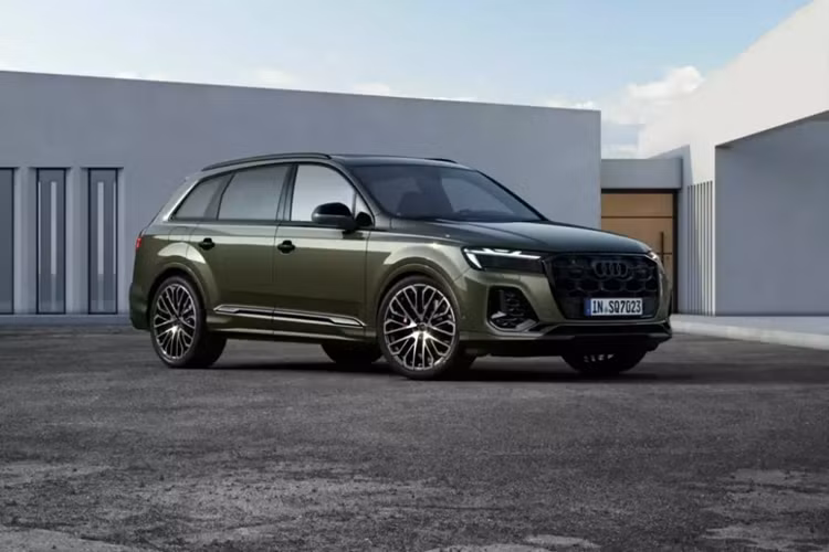 Cụ thể, mẫu SUV hạng sang này được bổ sung lưới tản nhiệt mới, vỏ đèn pha màu tối hơn và cản trước/sau tái thiết kế. Đèn pha của xe được chia thành 2 tầng với dải đèn LED định vị ban ngày nằm trên. Những thay đổi này giúp Q7 có thiết kế tương đồng với các mẫu xe đời mới của thương hiệu Audi.