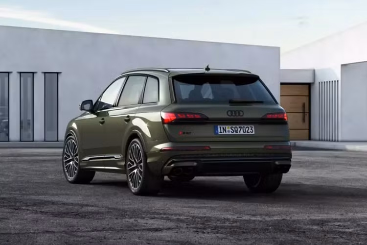 Trong khi đó, bảng đồng hồ kỹ thuật số Audi Virtual Cockpit tiêu chuẩn được cải tiến để hiển thị thông tin về những người tham gia giao thông khác và các tính năng an toàn chủ động ADAS như cảnh báo chuyển làn đường, cảnh báo khoảng cách an toàn, hỗ trợ tại giao lộ hoặc nhận diện đèn giao thông.
