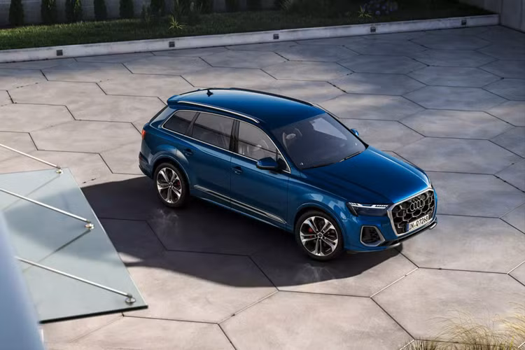 Nằm bên dưới nắp ca-pô của Audi Q7 2024 vẫn là các loại động cơ xăng TFSI và diesel TDI như cũ. Với Audi SQ7 2024, xe dùng động cơ xăng V8, dung tích 4.0L, cho công suất tối đa 500 mã lực và mô-men xoắn cực đại 770 Nm. Nhờ đó, xe có thể tăng tốc từ 0-100 km/h trong 4,1 giây.