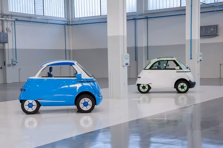 Microlino Spiaggina được trang bị một motor điện 17 mã lực cùng bộ pin dung lượng 10,5 kWh. Phạm vi hoạt động tối đa của chiếc ôtô điện mini đạt 177 km, tốc độ tối đa 90 km/h.