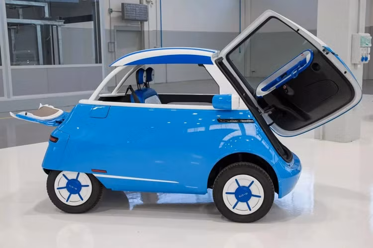 Xe điện mini Microlino Spiaggina có chiều dài khoảng 2.500 mm, nhưng được bố trí khoang hành lý có dung tích lên đến 230 lít. Lấy cảm hứng từ những mẫu xe bãi biển như Fiat 600 Jolly và Citroen Mehari, Microlino Spiaggina được thiết kế không có cửa kính ở bên và phía sau xe.